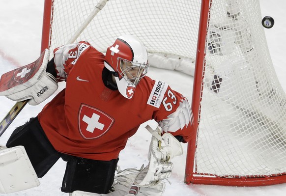 Switzerland&#039;s goalie Leonardo Genoni looks the puck during the Ice Hockey World Championships final match between Sweden and Switzerland at the Royal arena in Copenhagen, Denmark, Sunday, May 20, ...