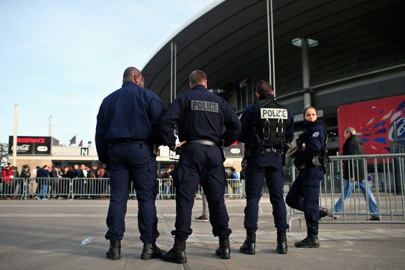 Polizisten bewachen das Stade de France (06.02.2016).