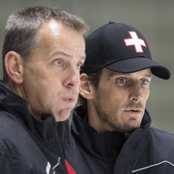 Der Schweizer Eishockey Nationaltrainer Patrick Fischer, rechts, und sein Assistent Tommy Albelin verfolgen eine Trainingseinheit, am Donnerstag, 3. November 2016, im Curt-Frenzel-Stadion in Augsburg. ...