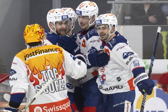 Zuerichs Spieler feiern den Treffer zum 0-1 im zweiten Eishockey Playoff Viertelfinal Spiel der National League zwischen dem EHC Biel und den ZSC Lions, am Montag, 18. Maerz 2024, in der Tissot Arena  ...