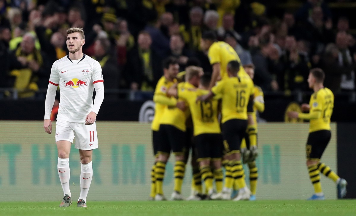 epa08078104 Leipzig's Timo Werner (L) reacts after the first goal by Dortmund during the German Bundesliga soccer match between Borussia Dortmund and RB Leipzig in Dortmund, Germany, 17 December  ...