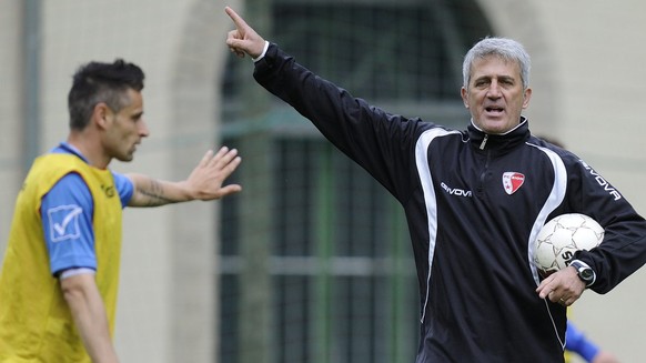 Vladimir Petkovic, le nouvel entraineur du FC Sion, donne des consignes a ses joueurs lors de son premier entrainement ce mardi 15 mai 2012 a Martigny. (KEYSTONE/Jean-Christophe Bott)