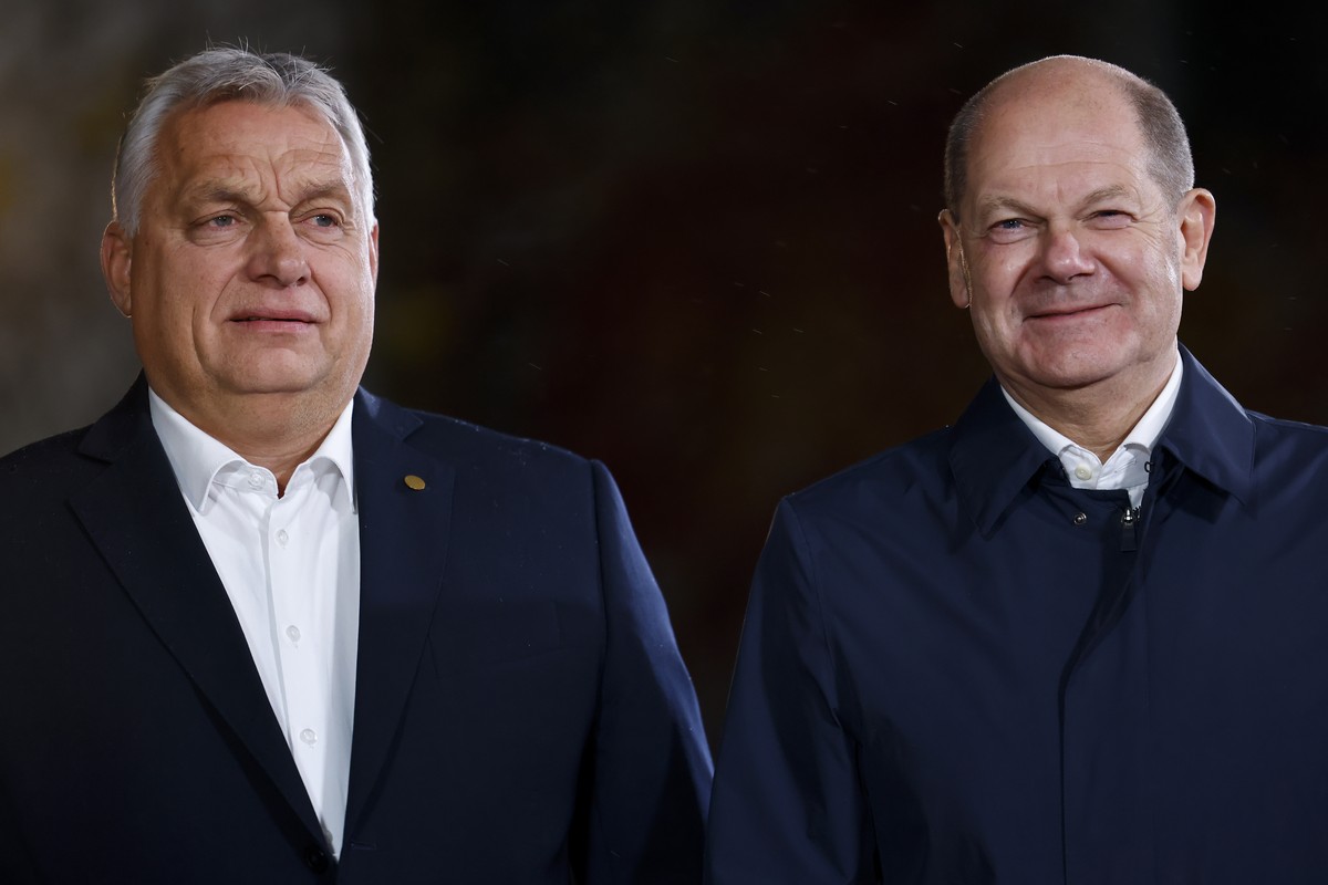 epaselect epa10973680 German Chancellor Olaf Scholz (R) welcomes Hungary's Prime Minister Viktor Orban (L) at the chancellery in Berlin, Germany, 13 November 2023. German Chancellor Scholz is to  ...