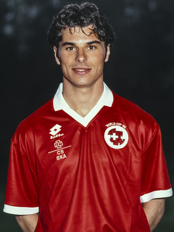 Portrait des Schweizer Fussball Nationalspieler Ciriaco Sforza im Trikot der Nationalmannschaft fuer die Weltmeisterschaften in den USA, aufgenommen im April 1994. (KEYSTONE/Str)