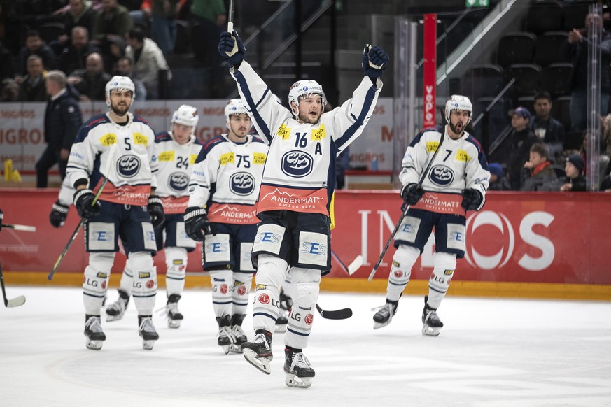 La joie de l&#039;attaquant tessinois Dominic Zwerger, centre, et des joueurs tessinois, lors du match de pre-playoffs du championnat suisse de hockey sur glace de National League entre le Lausanne HC ...