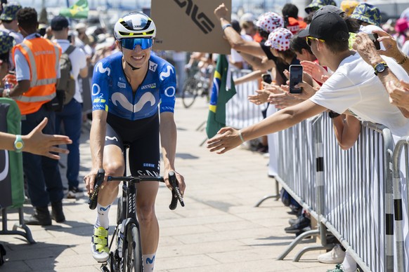 epa13145448 Switzerland's Marlen Reusser of team Movistar is on her way to the team presentation prior to the first stage, a 138 km loop with start and finish in Lausanne, at the 5th edition of t ...