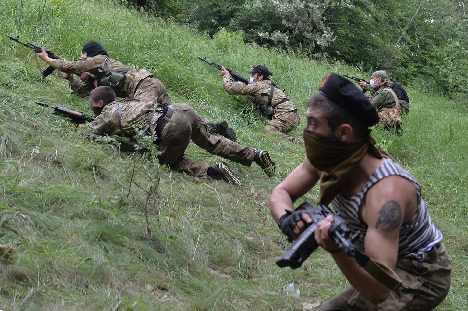 epa04235674 Pro-Russian militants from the battalion &#039;Vostok&#039; participate in a military exercise at their training base near Donetsk, eastern Ukraine, 01 June 2014. At least two people were  ...