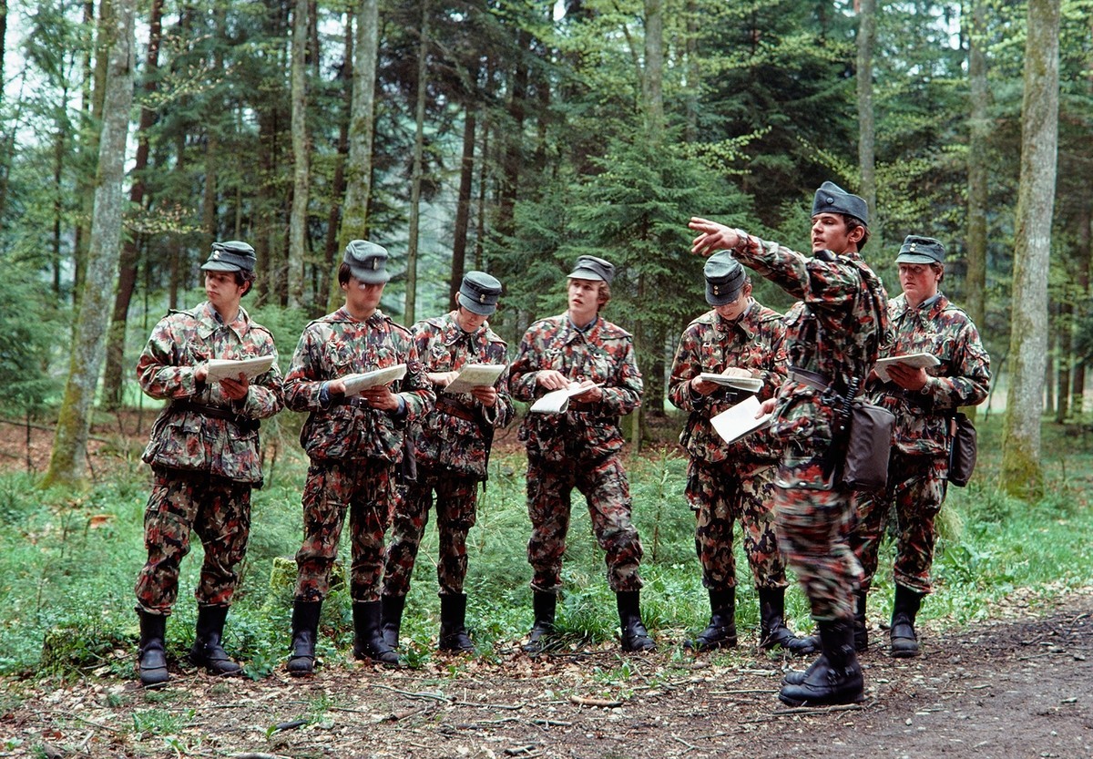 Rekruten bei der Ausbildung zum Kartenlesen, um 1995.
https://www.historic.admin.ch/media/image/e6d3a993-5310-4f84-ac9c-f9b7e9b14833