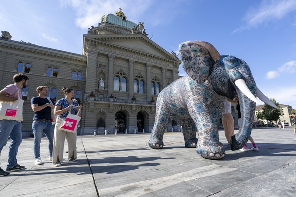 Aktion von Operation Libero mit einem &quot;Europafant&quot; auf dem Bundesplatz in Bern, am Montag, 15. August 2022. Die Aussenpolitische Kommission des Staenderates befasst sich Anfang Woche mit dem ...