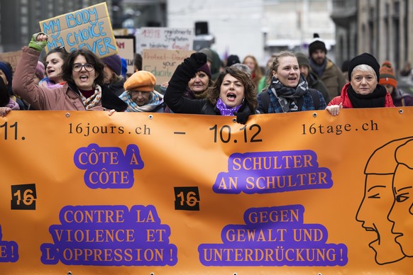 Tamara Funiciello, Nationalraetin SP-BE, Mitte, Jacqueline Fehr, Regierungsraetin Zuerich, rechts, und Anna-Beatrice Schmaltz, Verantwortliche fuer die 16 Aktionstage bei Frieda - der feministischen F ...