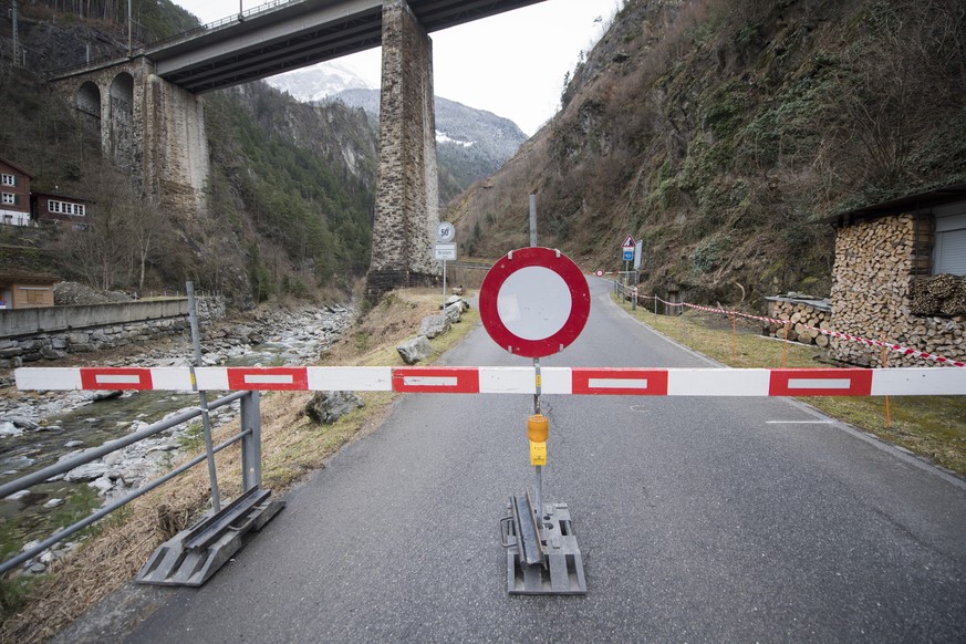 Die abgesperrte Bristenstrasse zwischen Amsteg und Bristen aufgenommen am Montag, 6. Maerz 2017, in Amsteg. Die Bristenstrasse ist bis auf weiteres fuer den Verkehr gesperrt. 2003 war die Bristenstras ...