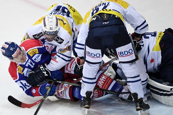 Der Klotener Bobby Sanguinetti, rechts, gegen den Tessiner Michael Ngoy, links, beim Eishockeyspiel der Nationalleague A EHC Kloten gegen den HC Ambri-Piotta in Kloten am Freitag, 23, September 2016.  ...