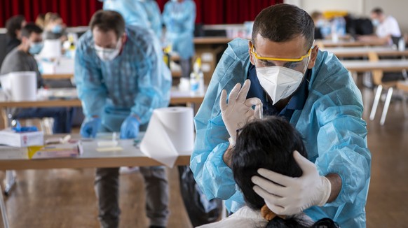 Des personnes font un test rapide ou PCR dans un centre de depistage du Covid lors de la crise du Coronavirus (Covid-19) durant les fetes de Paques le vendredi 2 avril 2021 au Mont-sur-Lausanne. (KEYS ...