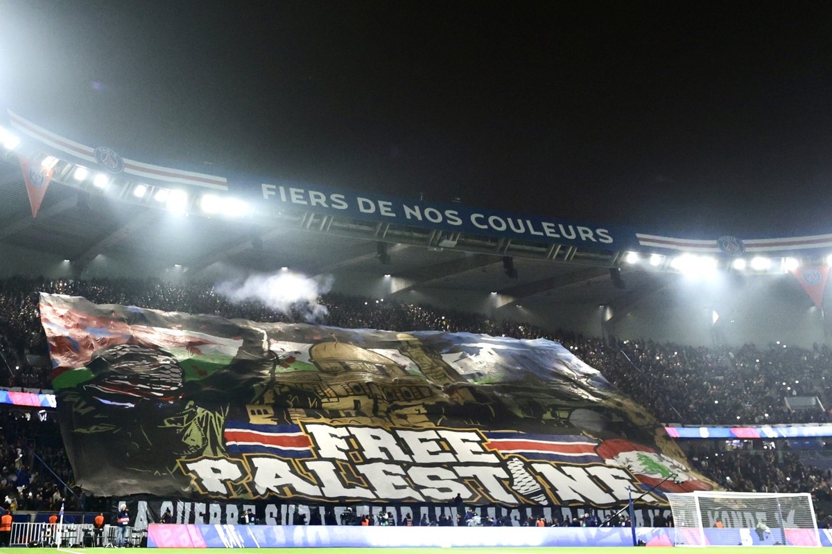 PARIS, FRANCE - NOVEMBER 6: Fans unfurl a banner reading 'Free Palestine' ahead of the UEFA Champions League, League Phase - Matchday 4, football match between Paris Saint-Germain (PSG) and  ...