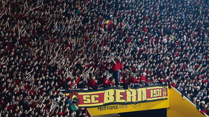 Die Berner Fans waehrend dem dritten Playoff-Finalspiel der National League A zwischen dem SC Bern und den ZSC Lions am Samstag, 7. April 2012 in der Postfinance-Arena in Bern. (KEYSTONE/Peter Klaunze ...