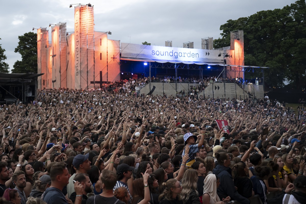 Festivalgoers enjoy the concert of Swiss rapper Luc Julian Peyer als know as Jule X, on the Waldbuehne Stage, at the 42th Gurtenfestival edition, in Bern, Schweiz, Wednesday, July 16, 2025. The open a ...