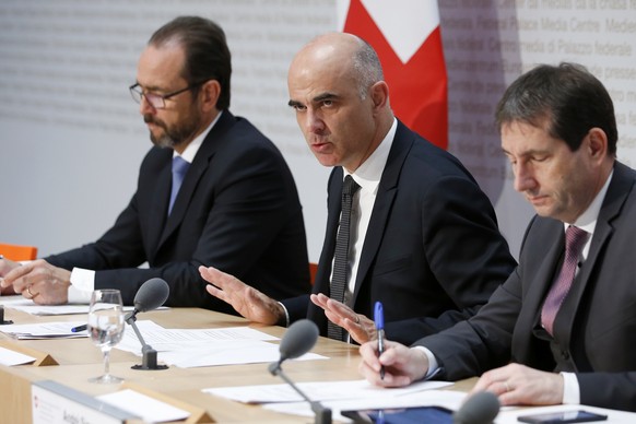 Bundespraesident Alain Berset, Mitte, spricht an der Seite von Pascal Strupler, Direktor Bundesamt fuer Gesundheit BAG, links, und Bundesratssprecher Andre Simonazzi, rechts, waehrend einer Medienkonf ...