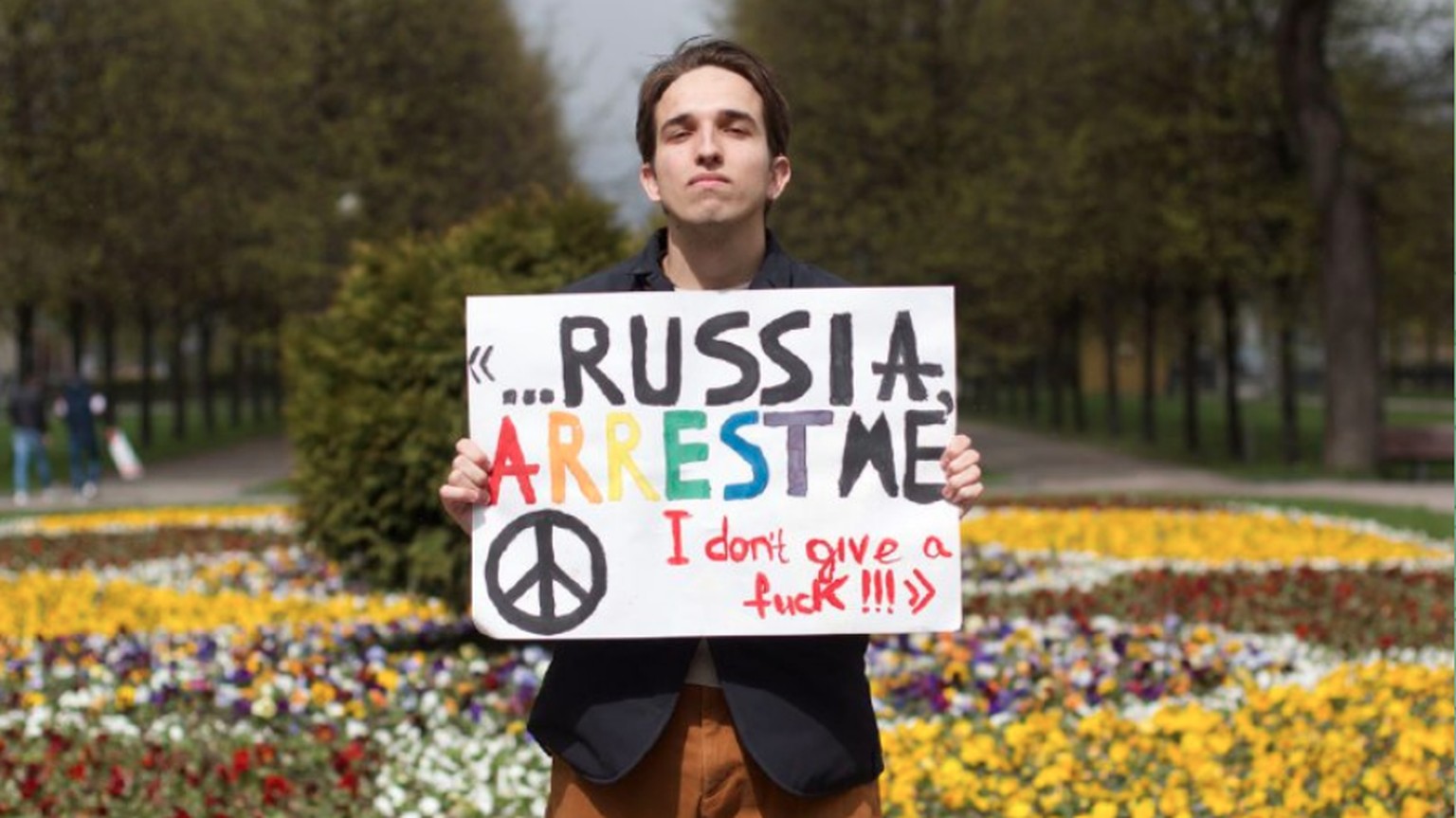 Nikita Roditschew und sein Schild in Moskau. «Russland verhafte mich. Ich gebe einen Scheiss darauf!!!» 
