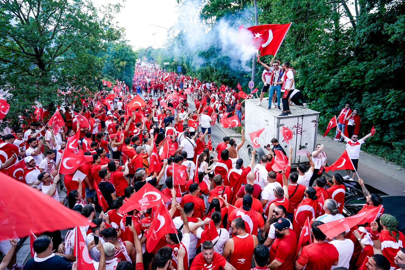 Hamburg, Germany, June 26th 2024: Fans of Turkiye doing the fan march to the stadium photographed from the fan bus prior to the UEFA EURO, EM, Europameisterschaft,Fussball 2024 Germany Group F footbal ...