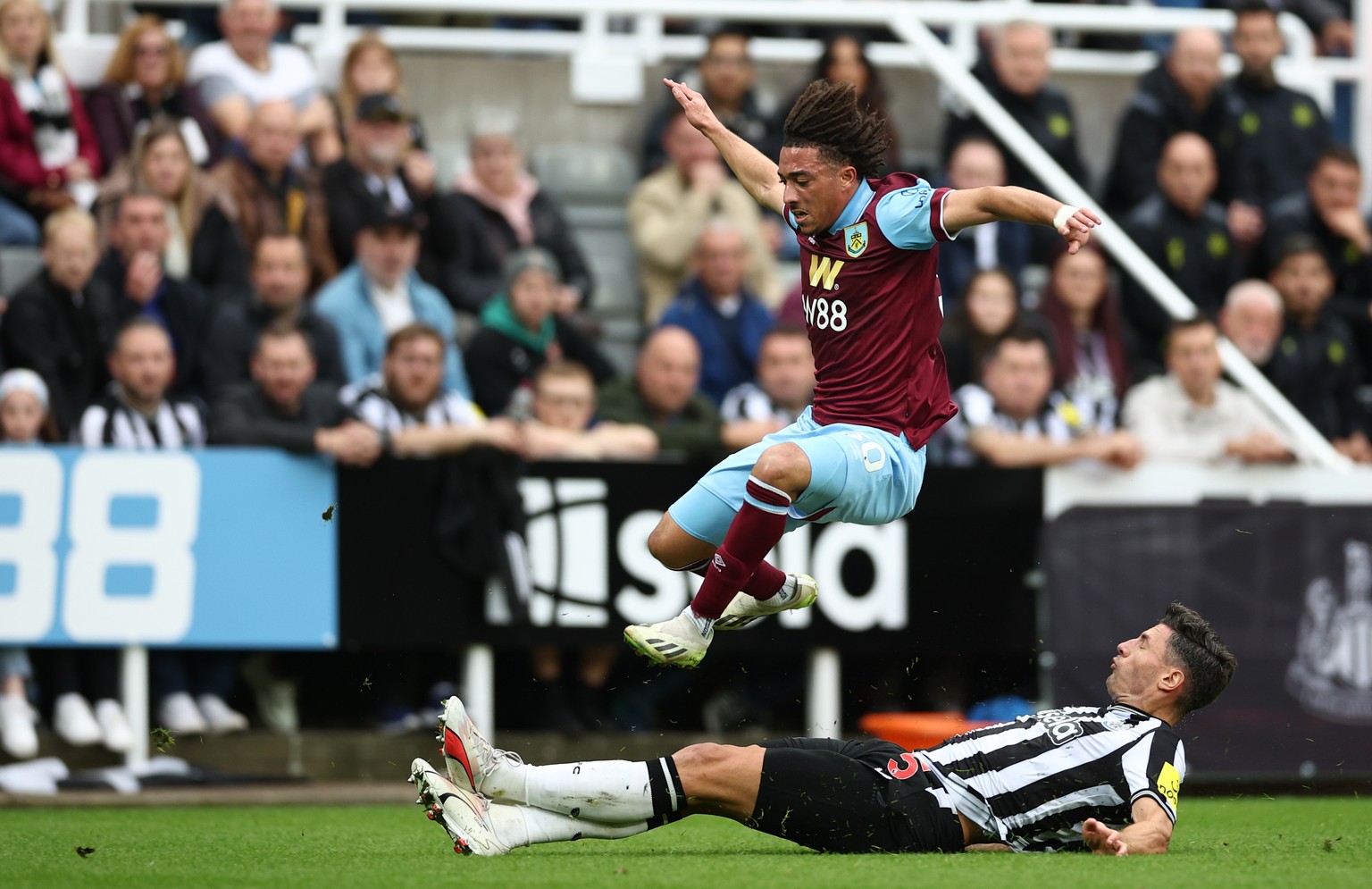 epa10892490 Luca Koleosho of Burnley (L) in action against Fabian Schaer of Newcastle United (R) during the English Premier League soccer match between Newcastle United and Burnley FC in Newcastle, Br ...