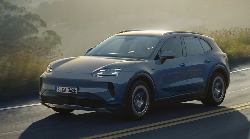 Bestseller, nun auch elektrisch: Der Cayenne beschleunigt in 2,5 Sekunden auf Tempo 100 und lädt auf Wunsch kontaktlos über eine Bodenplatte.