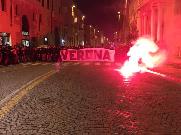 epa08782028 Demonstrators protest against the measures implemented to stop the spread of the COVID-19 pandemic by the Government during the second wave of the coronavirus pandemic in Verona, Italy, 28 ...