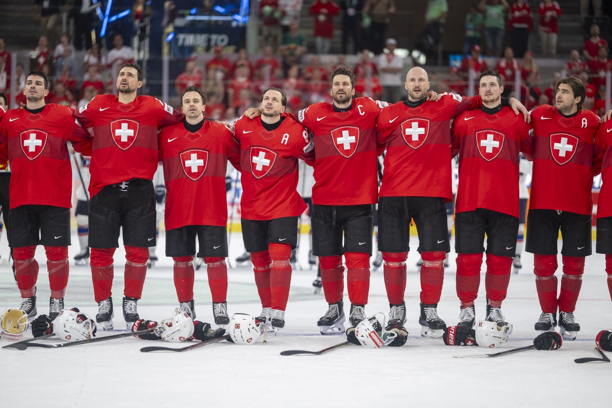 KEYPIX - Switzerland's player listen to the national anthem during the 2026 IIHF Men's Ice Hockey World Championship Semifinal game between Switzerland and Norway, at the Swiss Life Arena ic ...