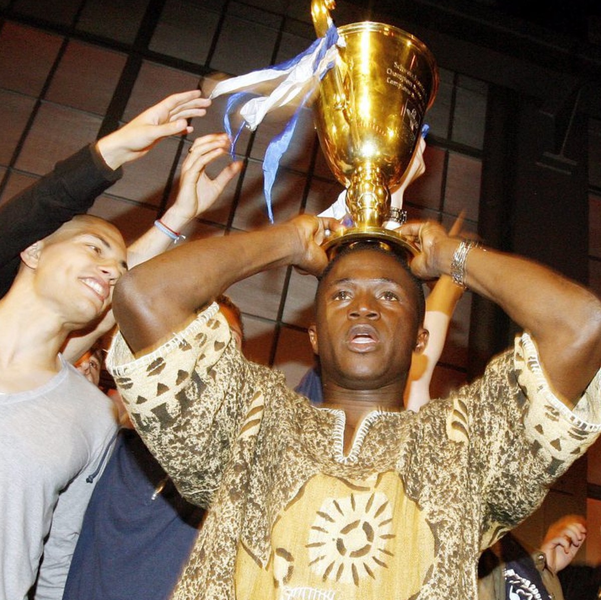 Alhassane Keita, rechts, und Teamkollegen mit Meisterpokal vor Tausenden von Fans nach dem triumphalen Einzug in die Zuercher Maag - Eventhall am Samstag, 13. Mai 2006. Der FC Zuerich gewann die Schwe ...