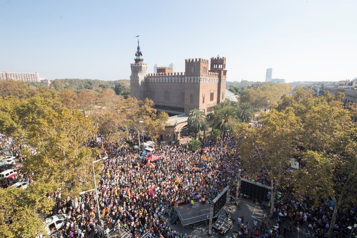epa06292722 An aerial view shows thousands of people gathering near the Catalan regional Parliament to show their support to a possible independence proclamation during the regional Assembly's pl ...