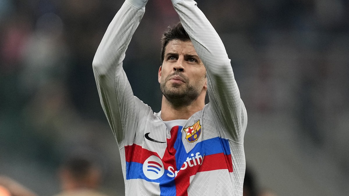 Barcelona's Gerard Pique applauds to supporters at the end of the Champions League group C soccer match between Inter Milan and Barcelona at the San Siro stadium in Milan, Italy, Tuesday, Oct. 4, ...