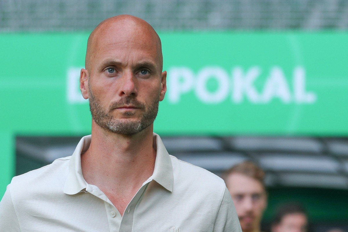 Hemelingen vs VfL, 1. Runde DFB Pokal Bremen, 16.08.2025, FU�BALL - SV Hemelingen vs VfL Wolfsburg, 1. Runde DFB Pokal, Saison 2025/26. Cheftrainer Paul Simonis VfL Wolfsburg Bremen *** Hemelingen vs ...