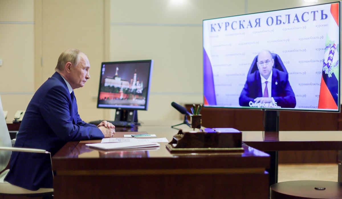 epa11537020 Russian President Vladimir Putin holds a video conference meeting with Kursk Region Acting Governor Alexei Smirnov at the Novo-Ogaryovo state residence, outside Moscow, Russia, 08 August 2 ...