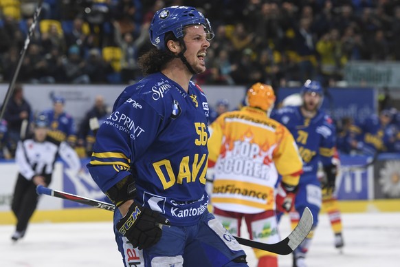 Dino Wieser von Davos bejubelt sein Treffer zum 1-1, beim sechsten Playoff-Viertelfinalspiel der National League zwischen dem HC Davos und EHC Biel, am Donnerstag, 22. Maerz 2018, in der Vaillant Aren ...