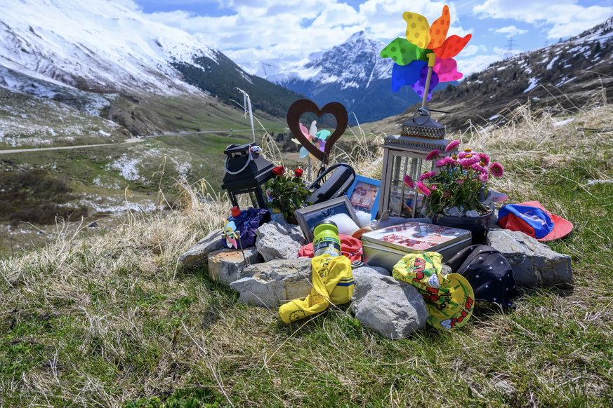 Er ist nicht vergessen: In der Kurve, wo Gino Mäder während der 5. Etappe der Tour de Suisse 2023 tödlich verunglücktec, legen Fans und Freunde Bidons, Velokäppli und andere Gegenstände nieder.