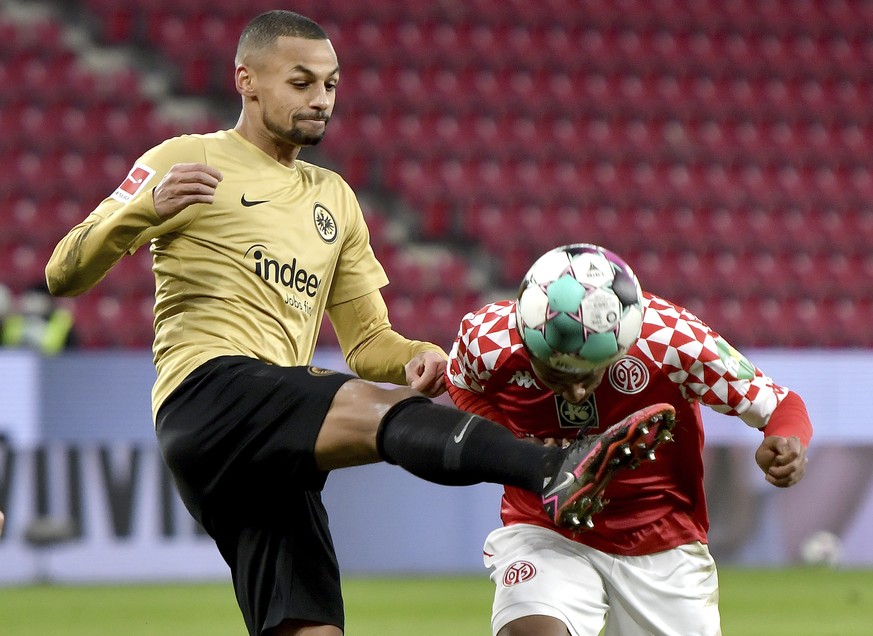 Mainz 05&#039;s Leandro Barreiro Martins, right, is challenged by Djibril Sow of Eintracht Frankfurt during their German Bundesliga soccer match in Mainz, Germany, Saturday Jan. 9, 2021. (Torsten Silz ...