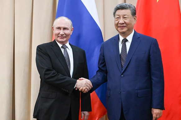 KEYPIX - Russian President Vladimir Putin, left, and China's President Xi Jinping pose for photos during their meeting on the sidelines of the Shanghai Cooperation Organization (SCO), in Bishkek, ...