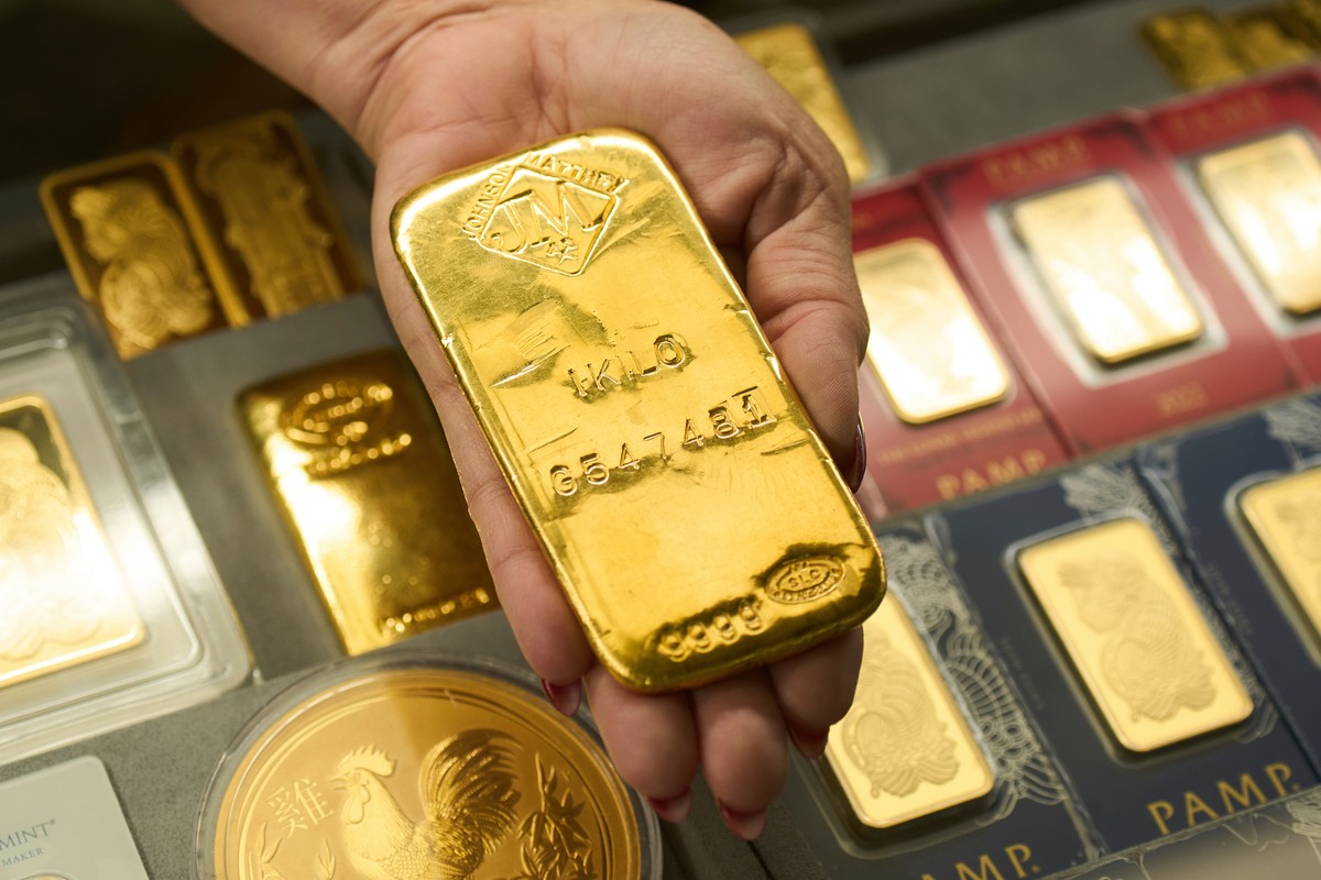 FILE - Sam Nguyen shows a gold bar at her shop in the St. Vincent Jewelry Center in the Jewelry District of Los Angeles, Wednesday, April 30, 2025. (AP Photo/Jae C. Hong, File)
Gold Prices