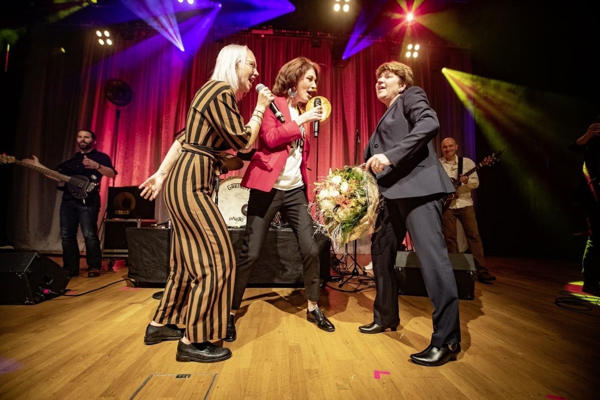 Le power trio de Wallils sur scène : les chanteuses Stefanie Heinzmann, Sina et la conseillère fédérale Viola Amherd (de gauche à droite).