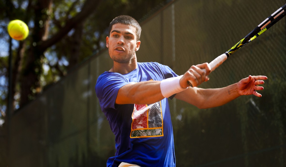 epa10576721 Spanish tennis player Carlos Alcaraz, second in the ATP ranking and defending champion at the Barcelona Open ATP 500 event returns a ball during a training session in Barcelona, Catalonia, ...