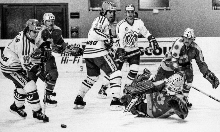 Der Aroser Goalie Andy Jorns versucht einen Schuss des Bielers Richmond Gosselin, links, Nummer 19, abzuwehren, aufgenommen am 20. Februar 1983 in Arosa beim Meisterschaftsspiel EHC Arosa gegen den EH ...