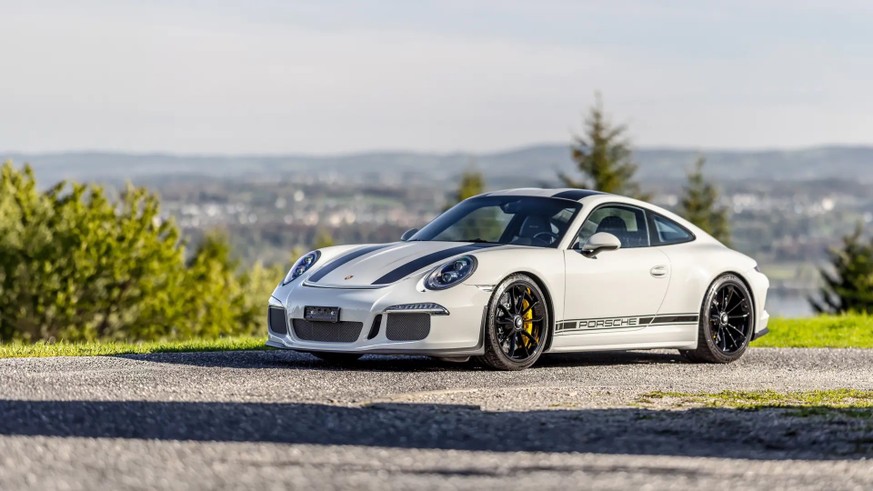 2016 Porsche 911 R

CHF550,000 - CHF600,000 

Penultimate example built; the 990th of 991 cars
 Odometer displayed 7,193 kilometres at the time of cataloguing
 One of six examples finished by Porsche  ...