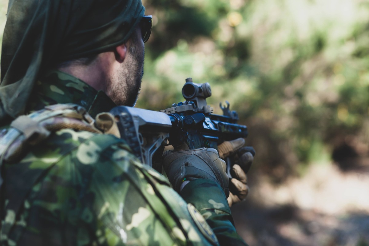 zielen,soldat,bewaffnet,softairwaffe,anvisieren,hinzielen,soldaten *** aiming,army soldier,armed,Airsoft gun,army soldiers,troops,armeds 1un-h5m ,model released, Symbolfoto