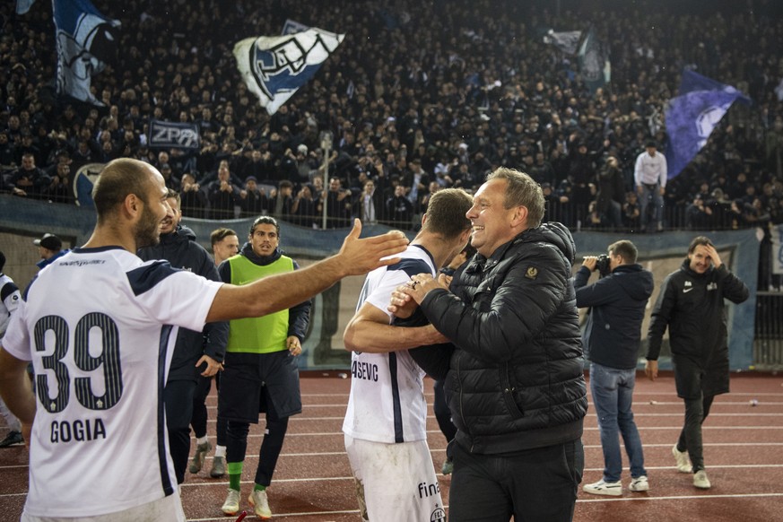 Zuerichs Cheftrainer Andre Breitenreiter jubelt vor der Suedkurve im Fussball Meisterschaftsspiel der Super League zwischen dem FC Zuerich und dem FC Basel 1893 im Letzigrund, am Samstag, 30. Oktober  ...