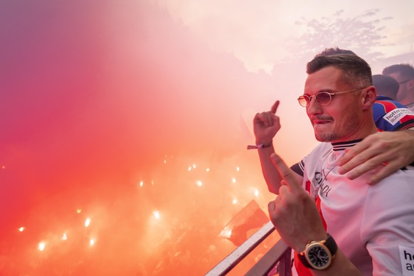 Taulant Xhaka des FC Basel 1893 laesst sich auf dem Balkon des Restaurants PapaJoe&#039;s bei einer spontanen Meisterfeier von den Fans fuer den Meistertitel feiern, auf dem Barfuesserplatz in Basel a ...