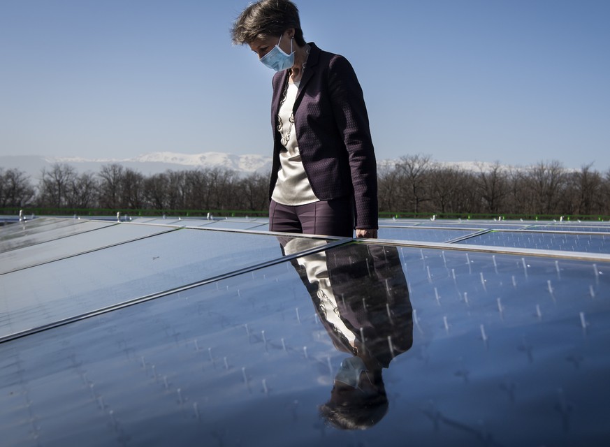 La conseillere federale Simonetta Sommaruga parle lors de l'inauguration de la centrale solaire thermique SIG SolarCAD II le jeudi 25 fevrier 2021 au Lignon pres de Geneve. (KEYSTONE/Jean-Christophe B ...