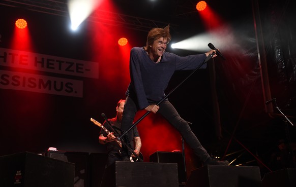 03.09.2018, Sachsen, Chemnitz: Saenger Campino von der Rockband &quot;Die Toten Hosen&quot; steht bei einem Konzert unter dem Motto «#wirsindmehr» auf dem Parkplatz vor der Johanniskirche auf der Bueh ...