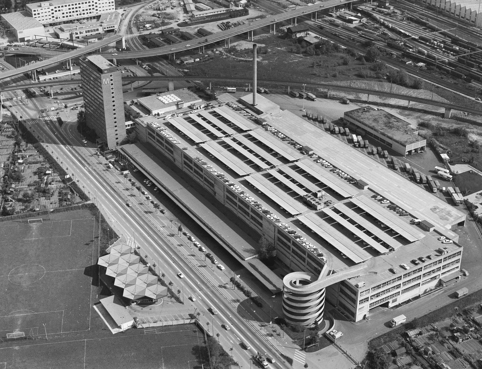 Eine Luftaufnahme der Migros Betriebszentrale Herdern in Zuerich, aufgenommen am 13. Mai 1974. (KEYSTONE/PHOTOPRESS-ARCHIV/Str)