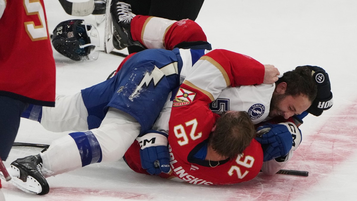 Auch-Moser-muss-unter-die-Dusche-NHL-Testspiel-eskaliert-mit-322-Strafminuten-komplett