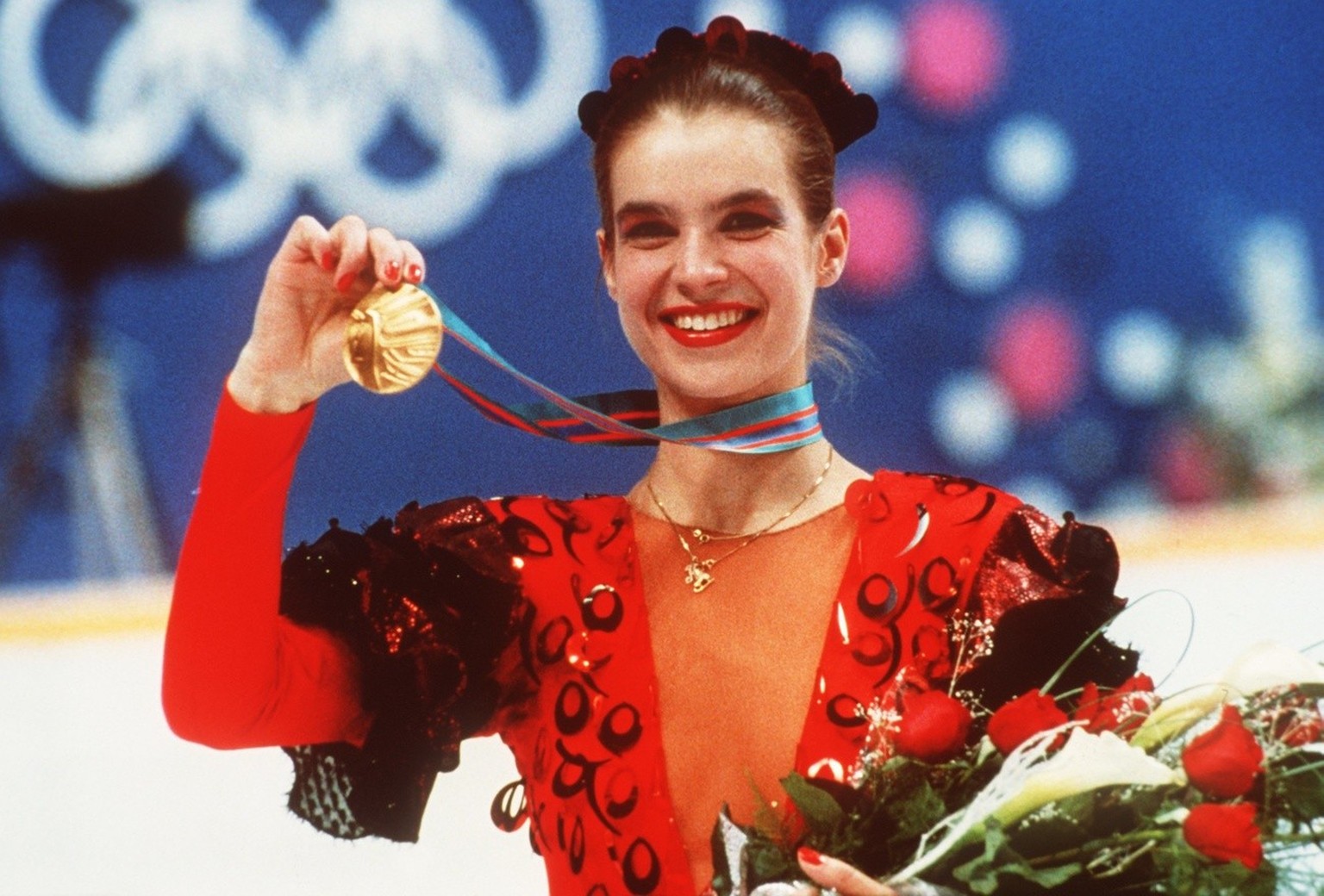 &quot;Das schoenste Gesicht des Sozialismus&quot;: Mit strahlendem Laecheln praesentiert DDR-Eiskunstlaeuferin Katarina Witt bei der Siegerehrung am 27. Februar 1988 bei den Olympischen Winterspielen  ...