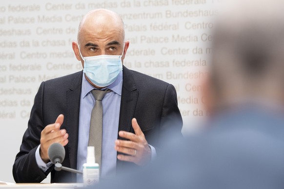 Bundesrat Alain Berset aeussert sich an einer Medienkonferenz zu Covid 19 Massnahmen, am Mittwoch, 28. April 2021, in Bern.(KEYSTONE/Peter Schneider)